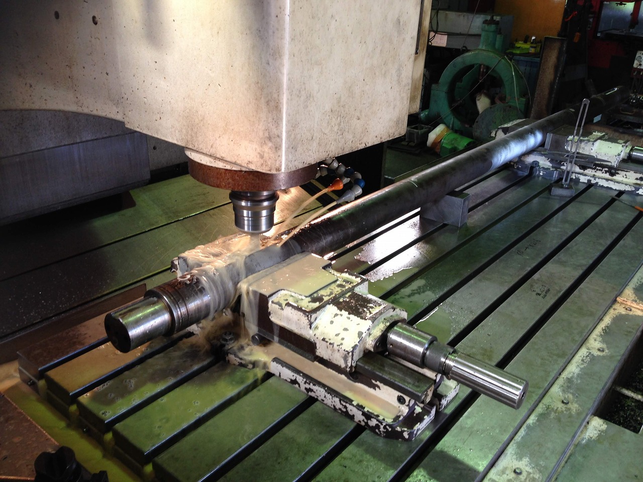 シャーリングのエキセン軸のキー溝を修正加工。