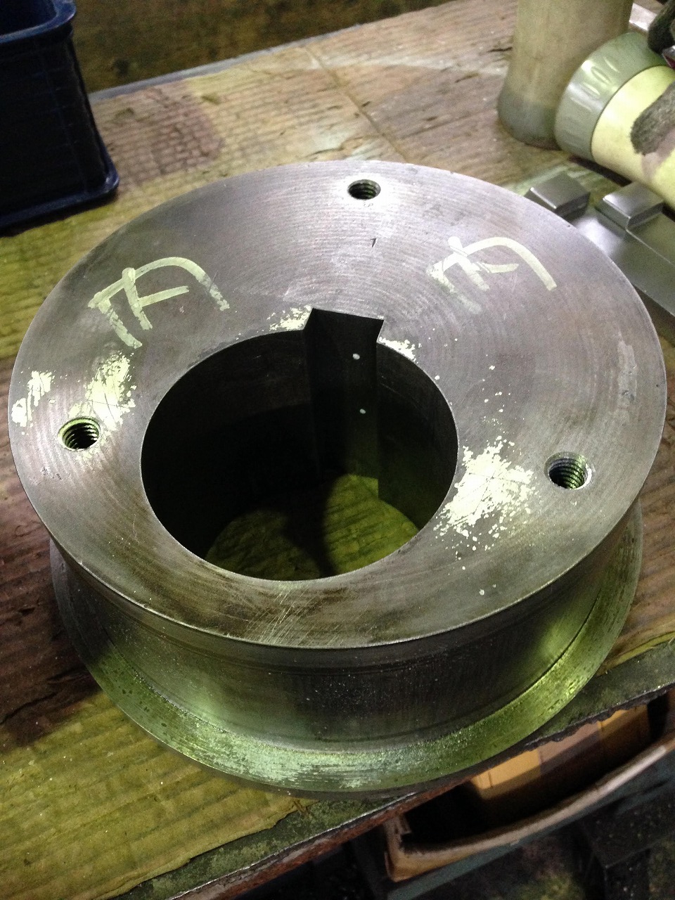 勾配キー用に修正加工するシャーリングのエキセンボス。