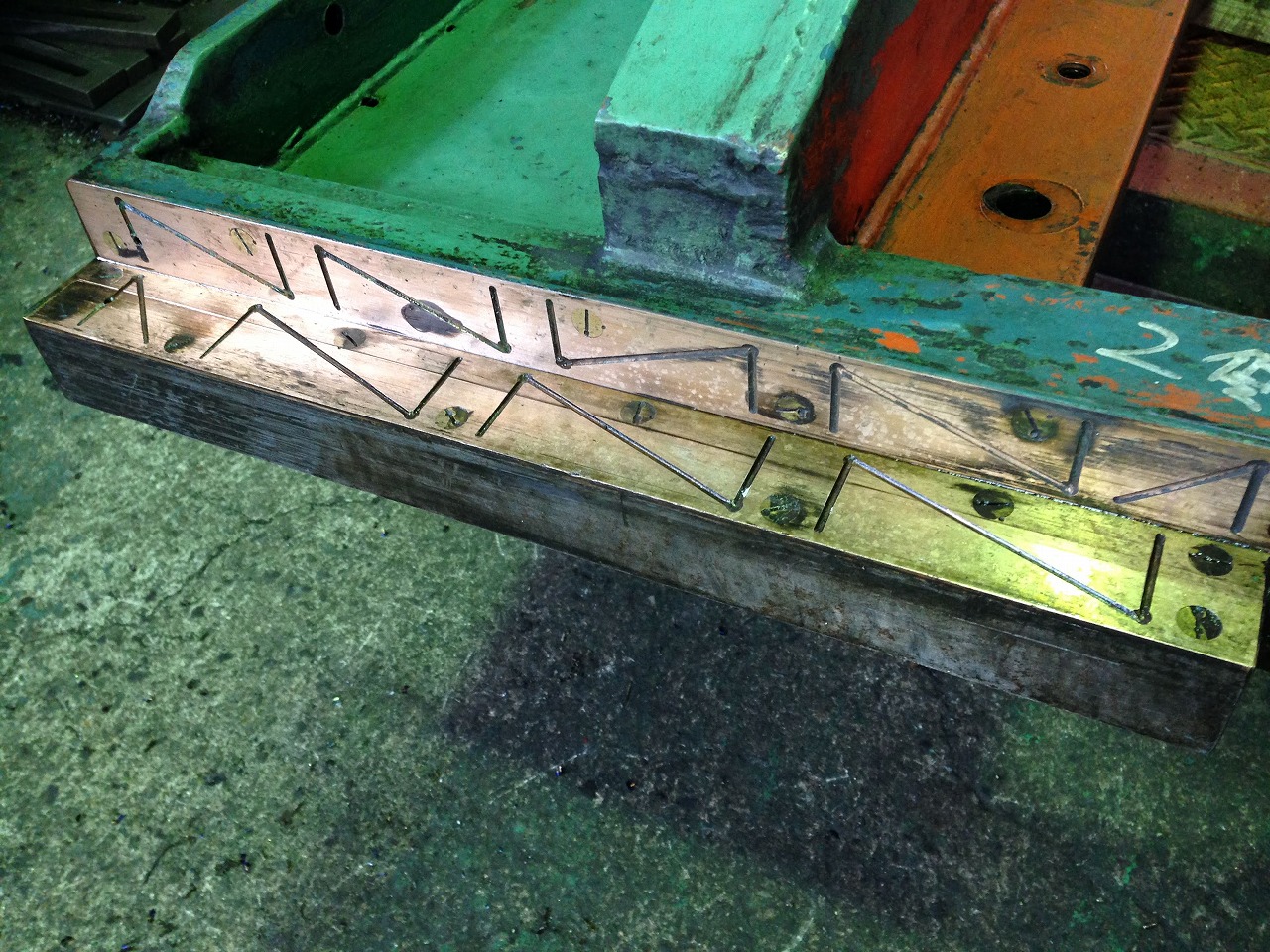 上刃受台の潤滑油用の油溝。手入れ前。