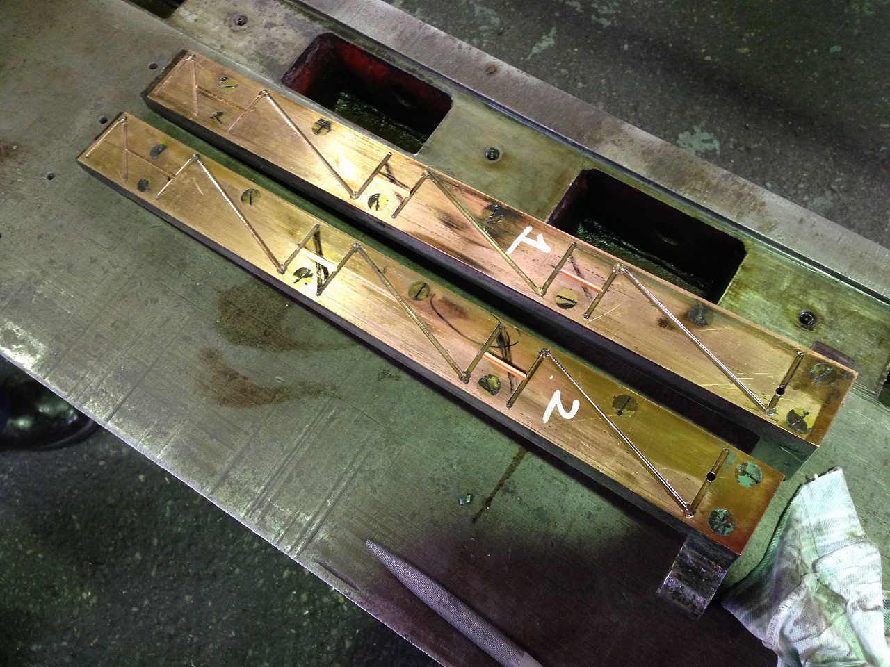 シャーリングのカミソリの油溝を手入れ。