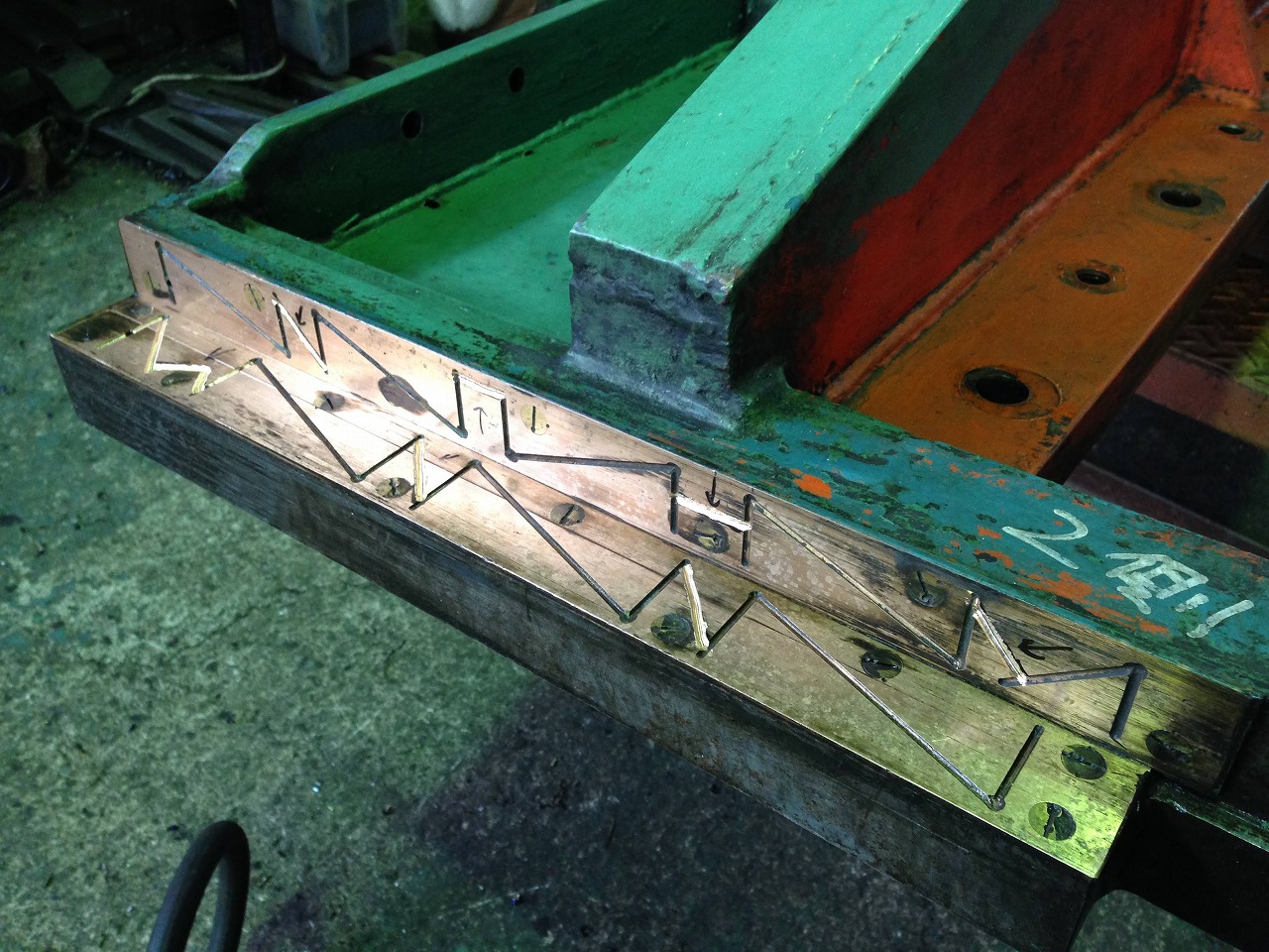 上刃受台の潤滑油用の油溝。手入れ後。