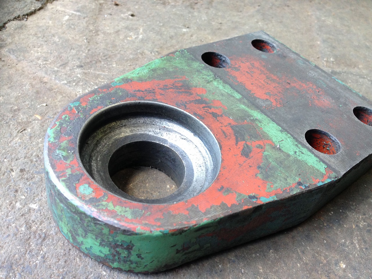 修正加工前のバネを受ける板。