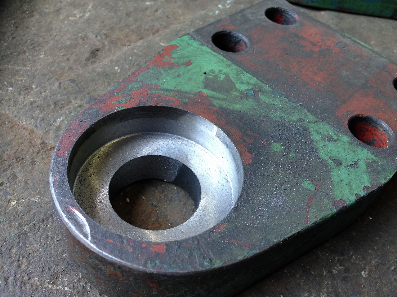 修正加工を終えたバネ受け。