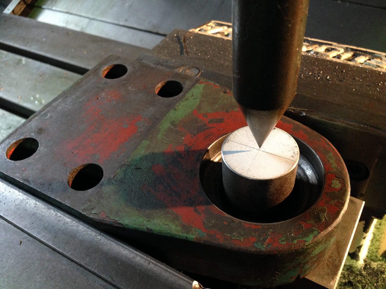 マシニングでバネ受けの傷んだ部分を修正加工。