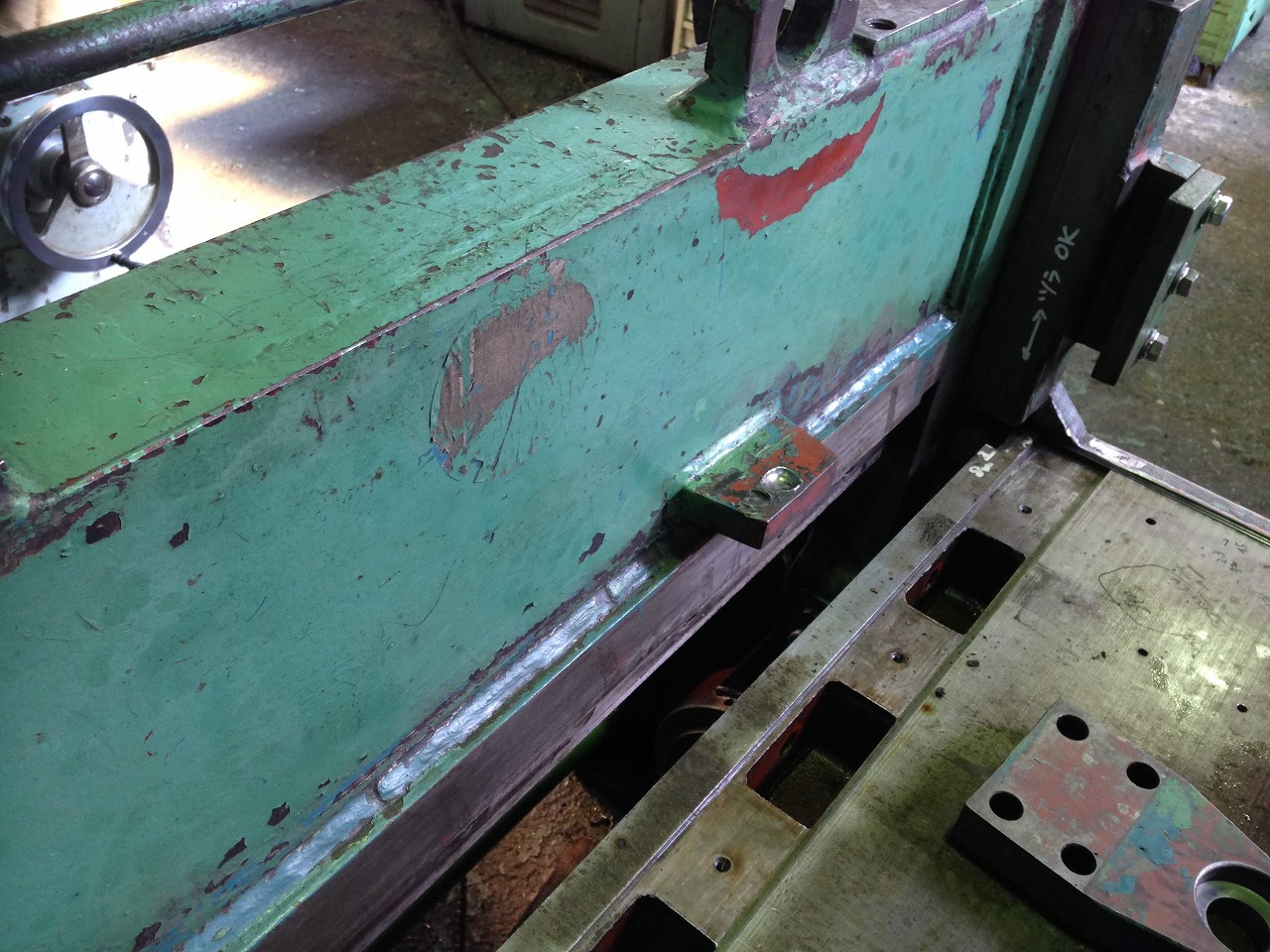 押え板のストッパー部も傷んでいるので修正。