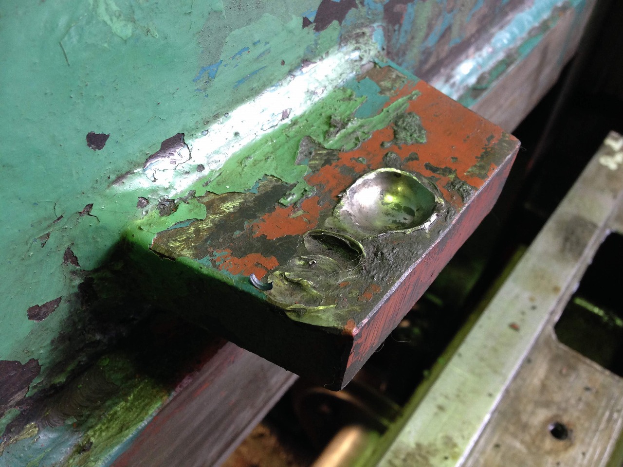 押え板がかなりズレていたのが目視で確認できるストッパー部。