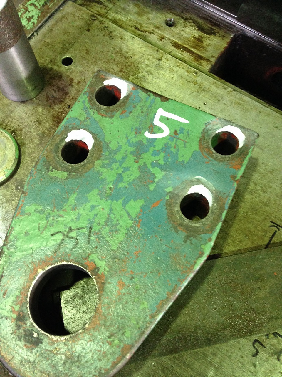 めちゃくちゃズレていたバネ中心と取付ボルトの位置関係。