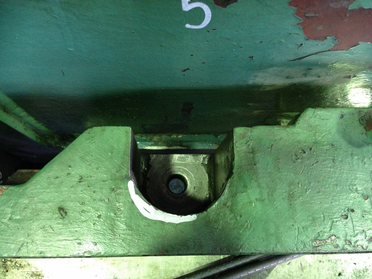 バネがガイド穴に接触している為修正加工実施。