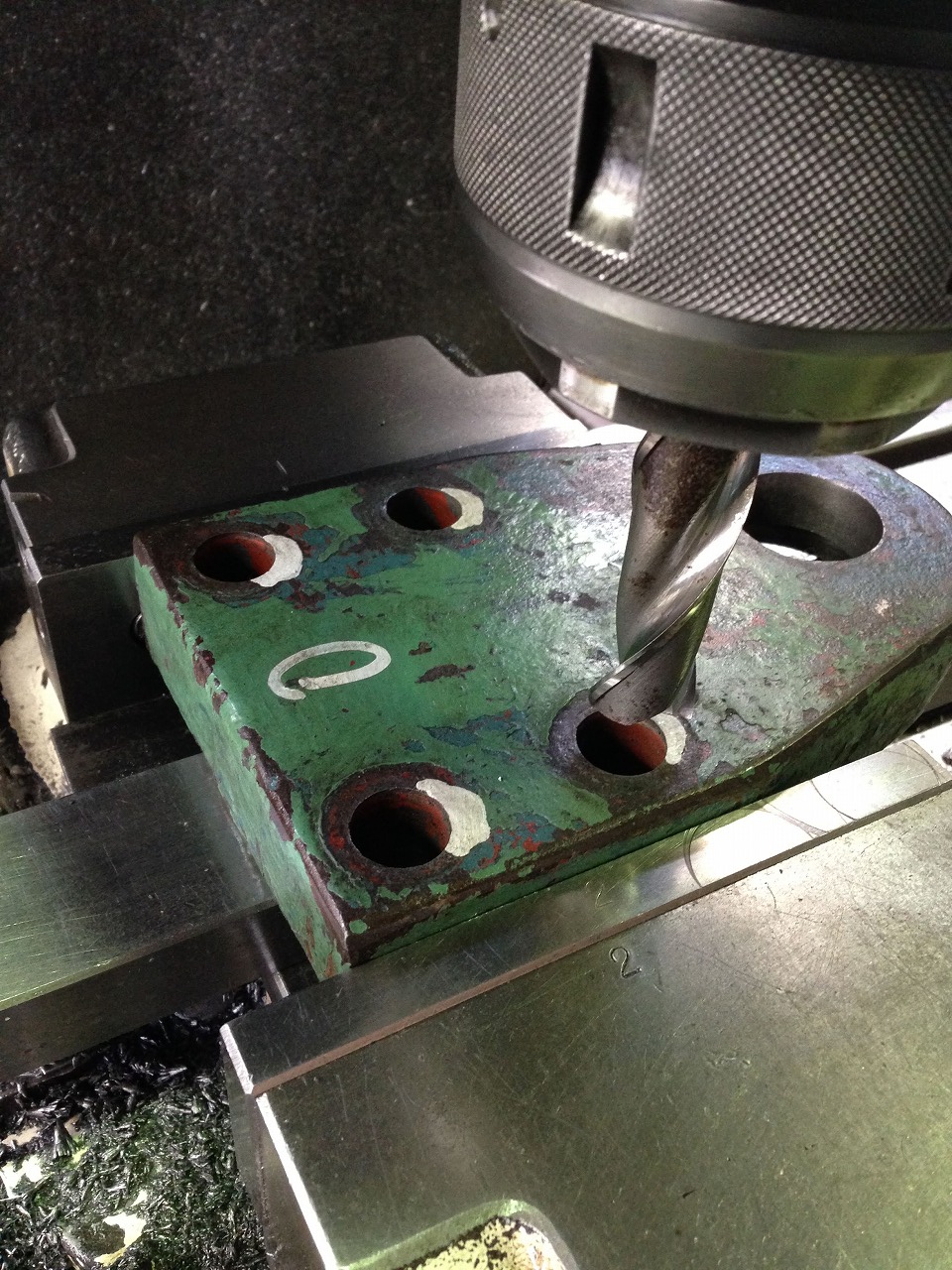 フライス盤でバネ受けの取付ボルト部をエンドミル修正加工。