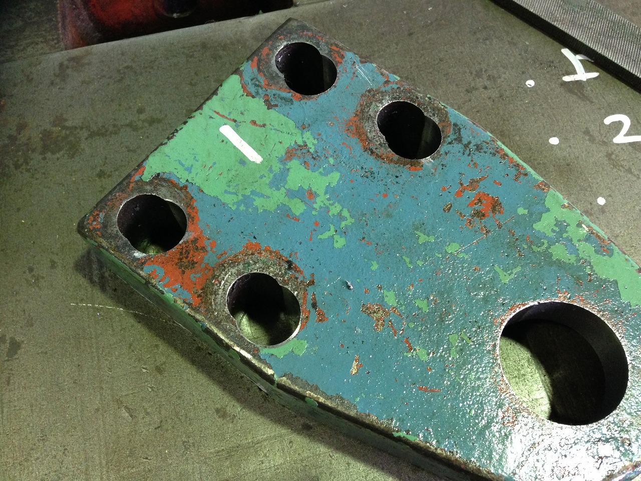 取付ボルト部の修正加工を終えたバネ受け。