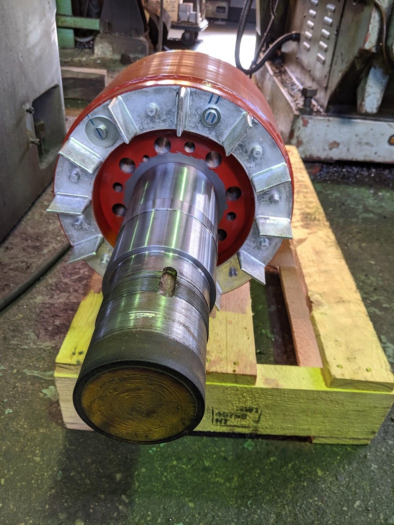 軸が折れた三相交流モーター。出力37kw。