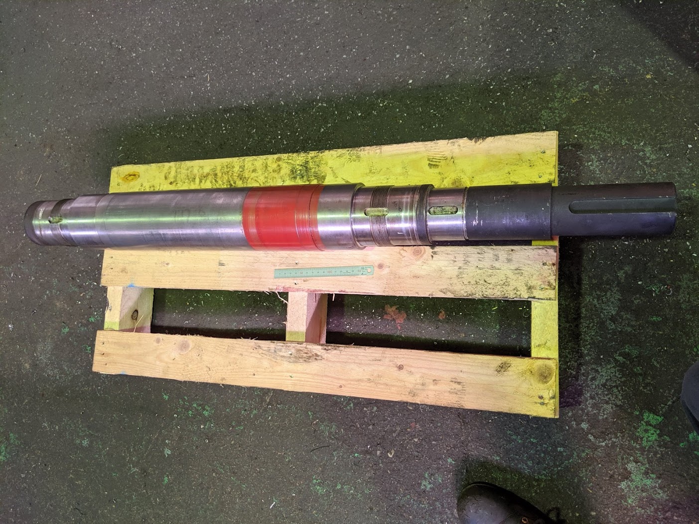 片側の軸が折れた37kwの両頭モーター軸。