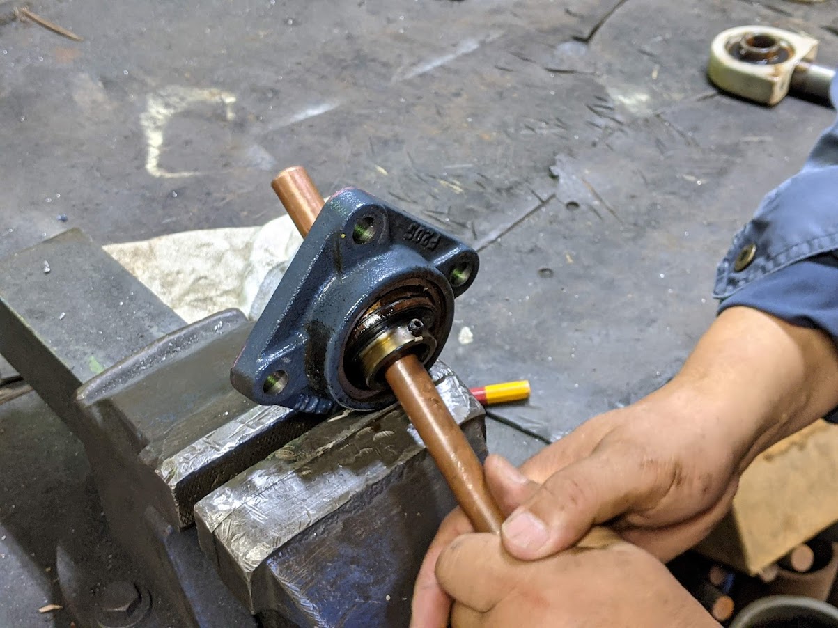 角フランジユニットもガチガチに固まっていたのでスムーズに動くように手入れ。