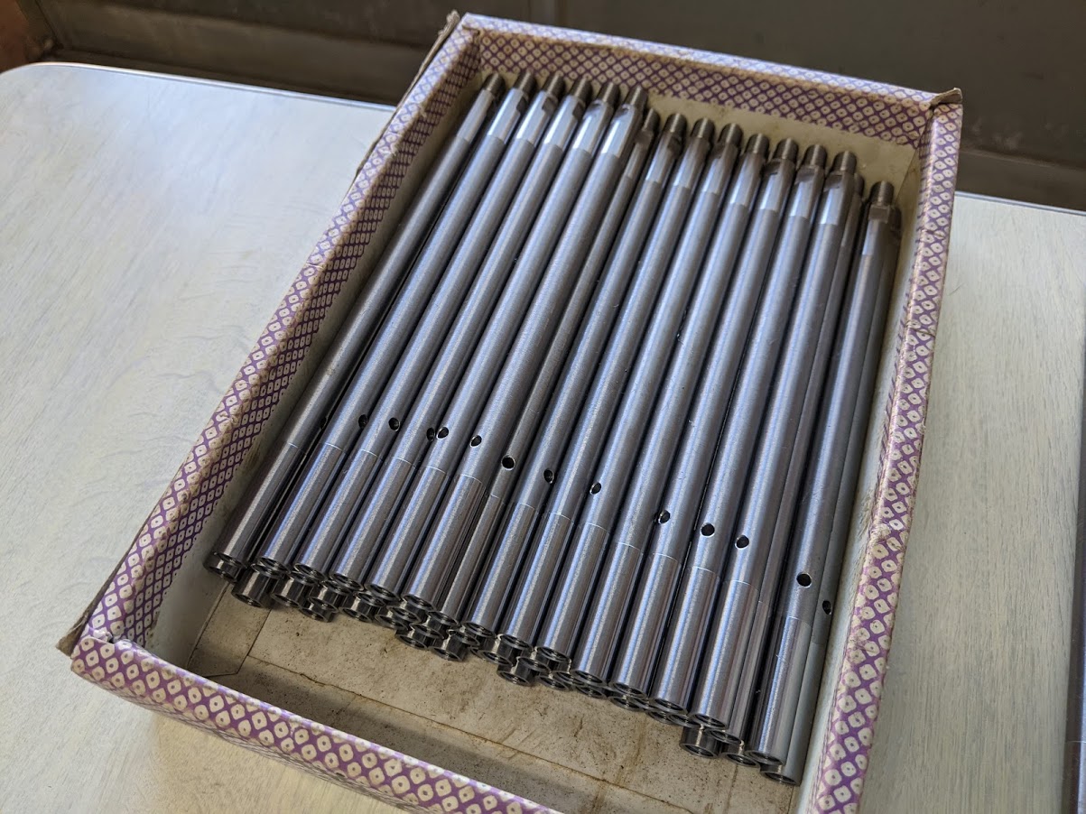 飲料製造設備の傷んだ軸を大至急で加工し超最短で納入完了!