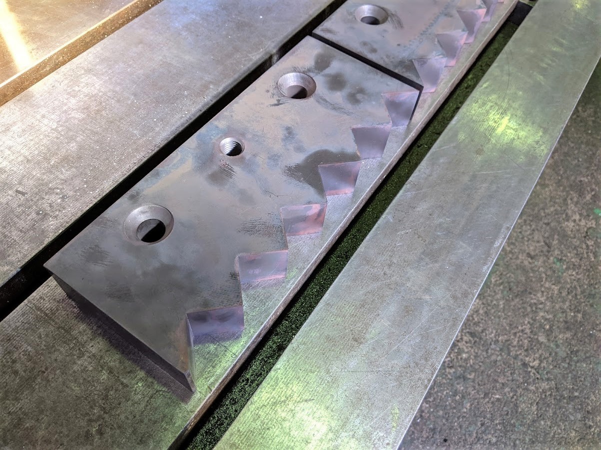 破砕機の刃を焼入れしてカリンカリンの状態に。