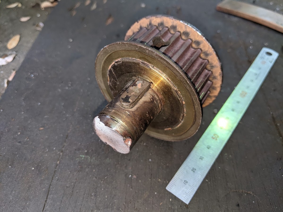 軸端にタイミングプーリーが付いていたので外して寸法を測り新しく作る軸に取り付けます。