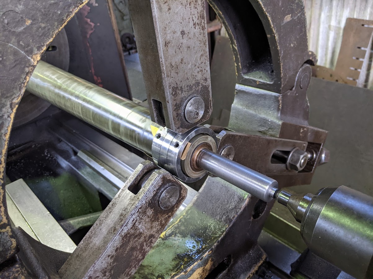 オニブリを利用して細長い軸の外径加工。