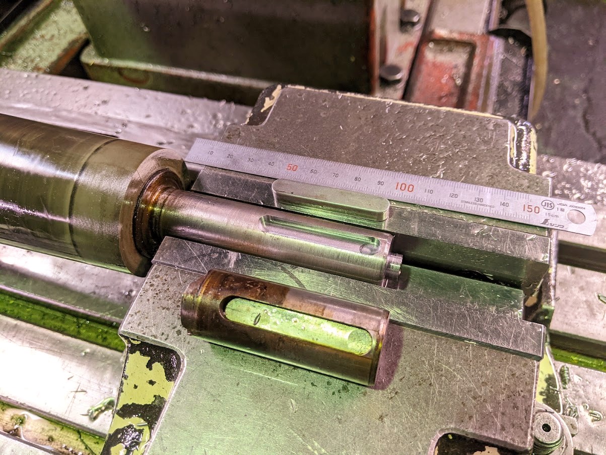 軸に平行キー用のキー溝加工をフライス盤で実施。