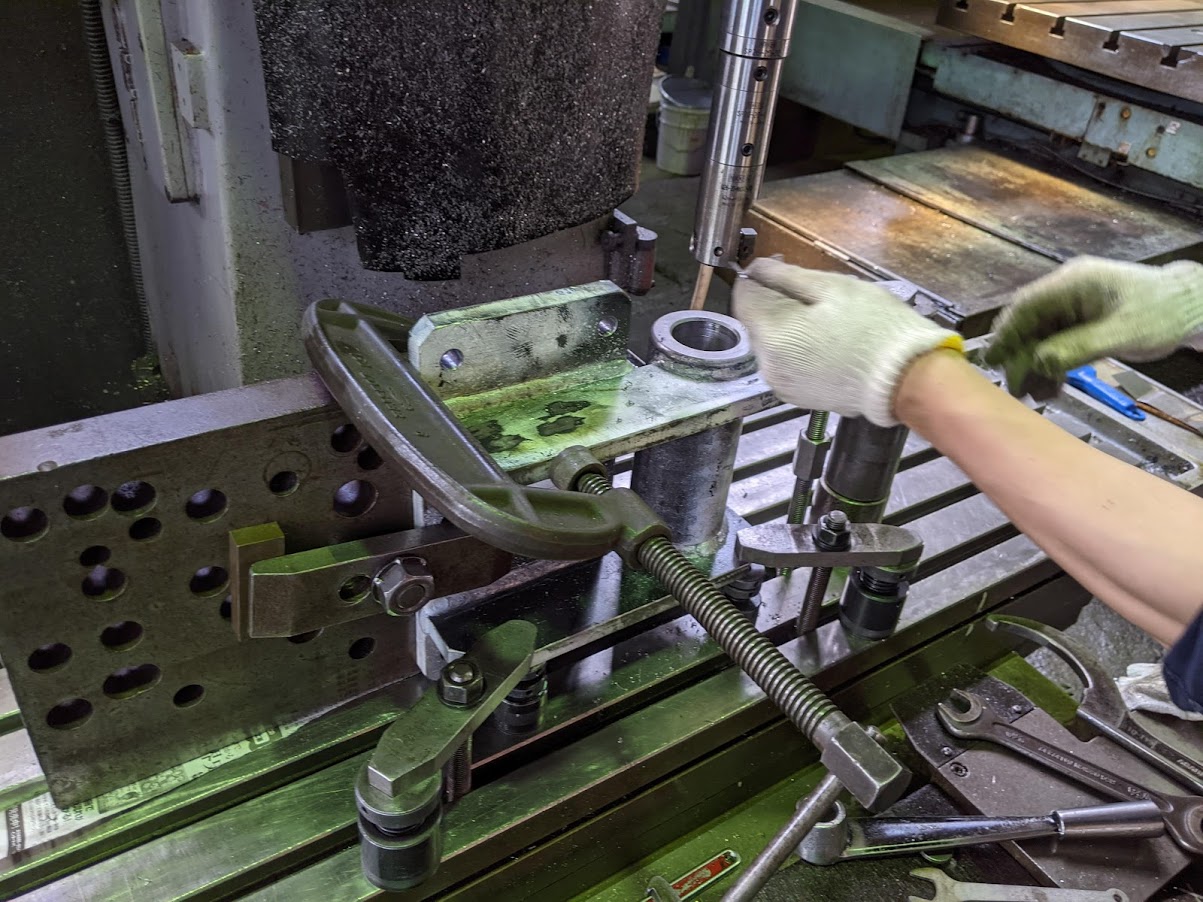 製缶物をペンガラスで段取り。職人さんの腕が試されます。