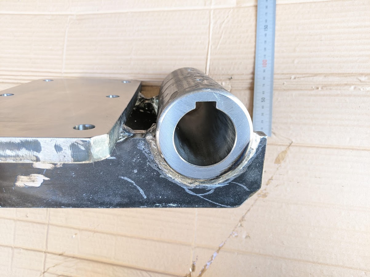 段取りが大変でしたが、ブローチ盤で無事にキー溝加工できました。