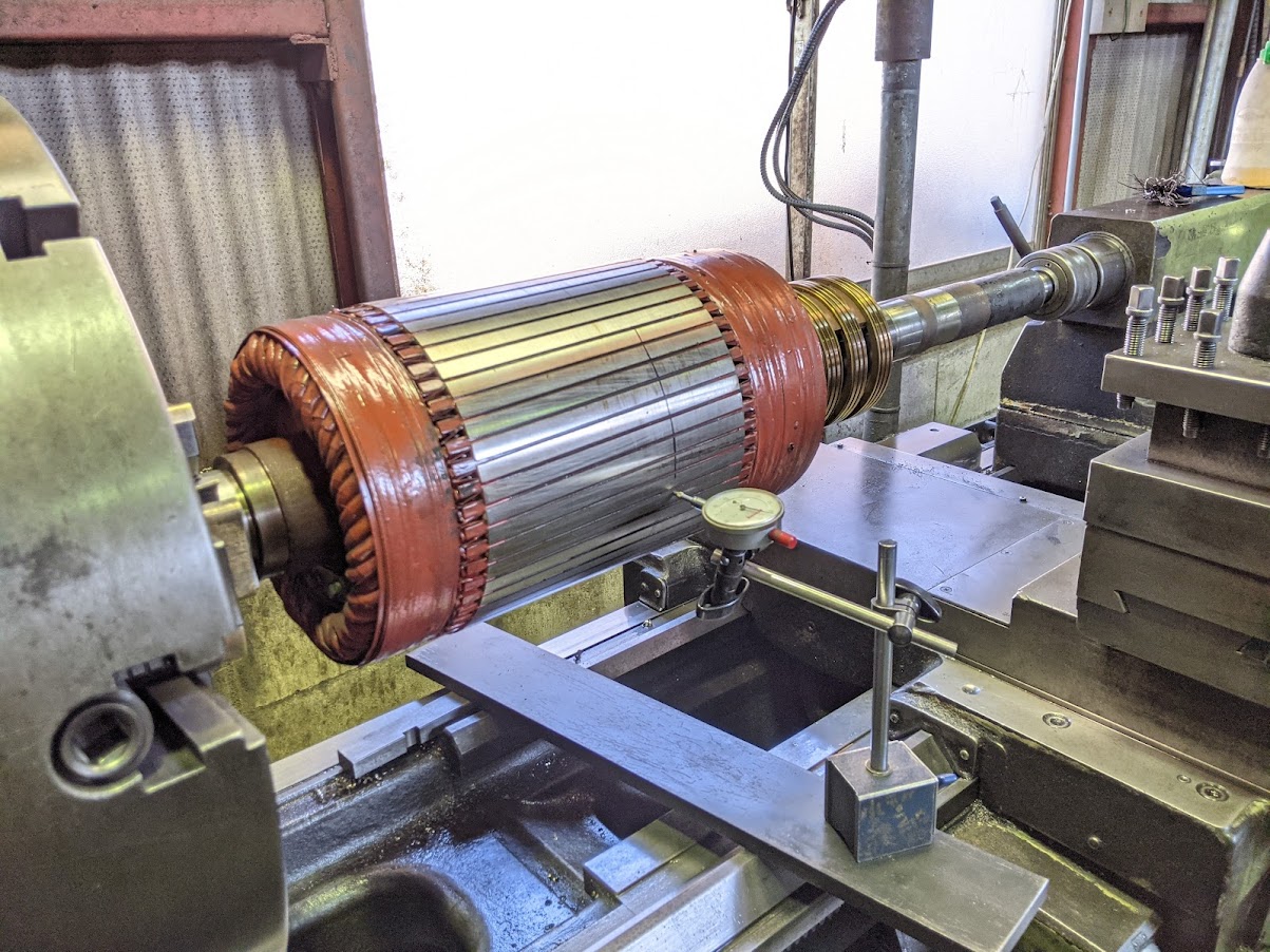 旋盤で芯振れがゼロゼロになるように丁寧に芯出し。