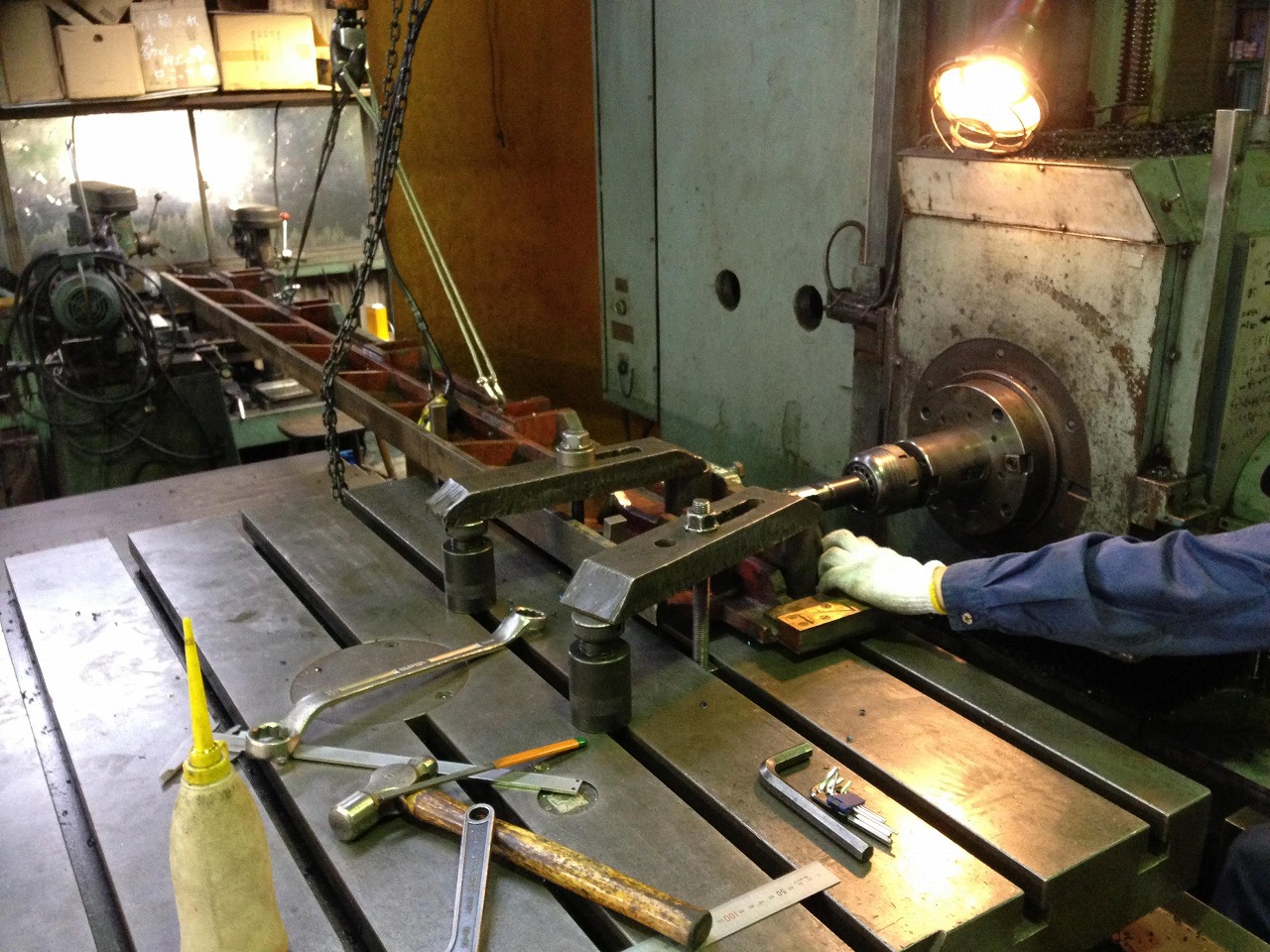 シャーリングの押え板をボーリングで修正加工。