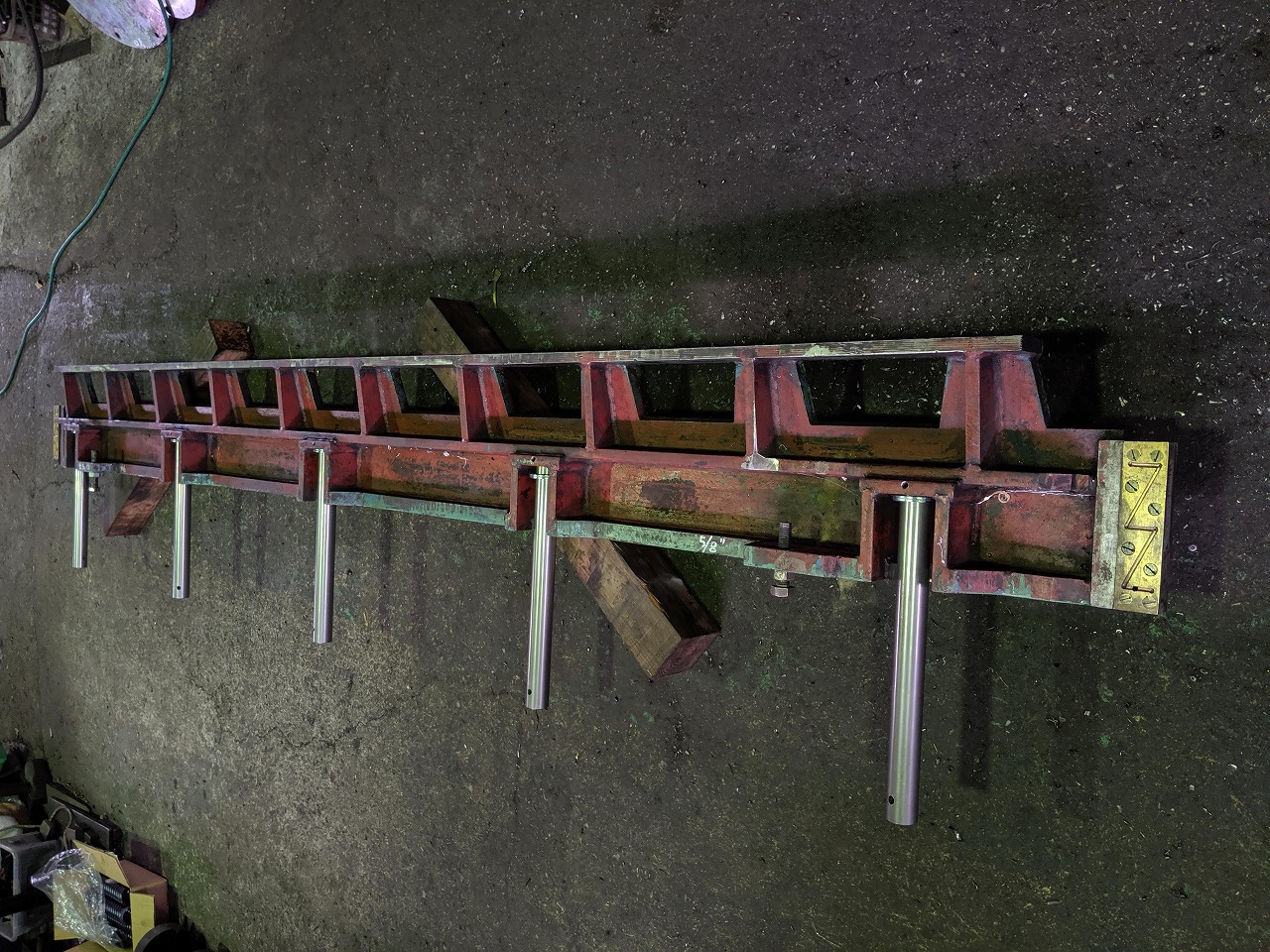 シャーリングの押え板にバネガイド棒を組み込み。