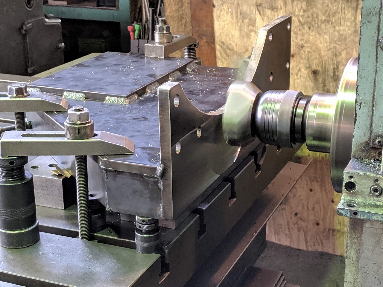 シャーリングの軸受けブラケット製作。