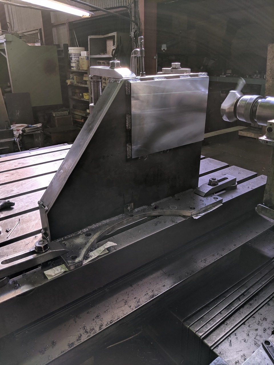 シャーリングの軸受けブラケットをボーリング加工。