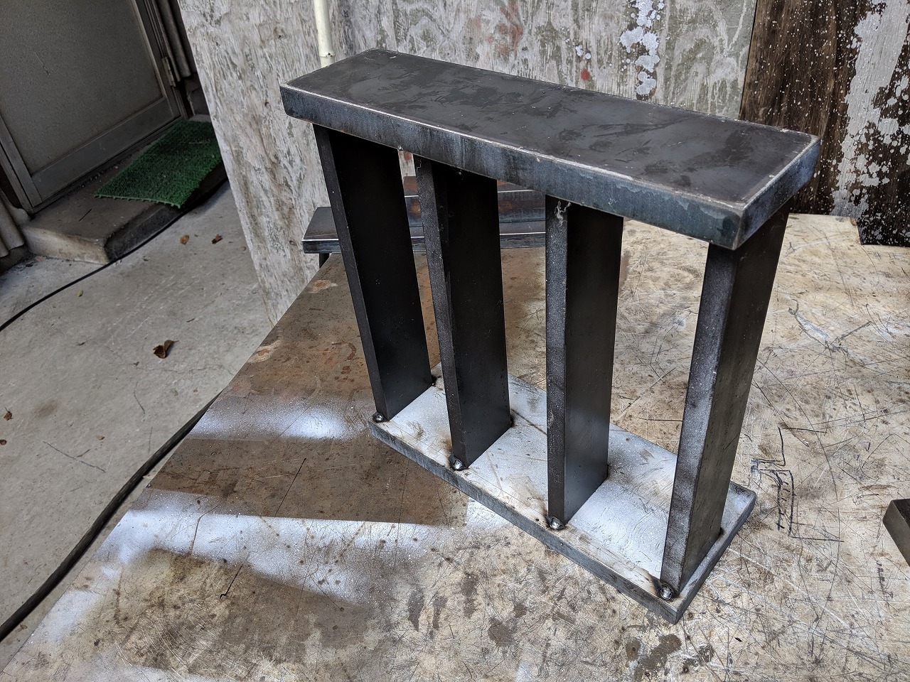 シャーリングのフライホイール軸の軸受用ブラケット。