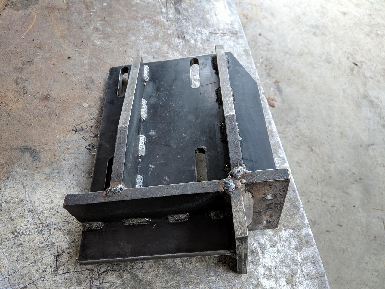 形状を充分検討したモーター用ブラケット。