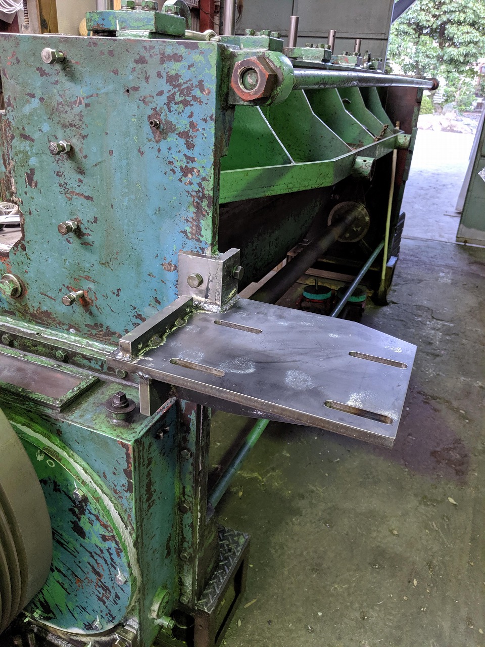 モーターの位置関係を充分に検討し、製作したブラケットをシャーリング本体に取り付け。