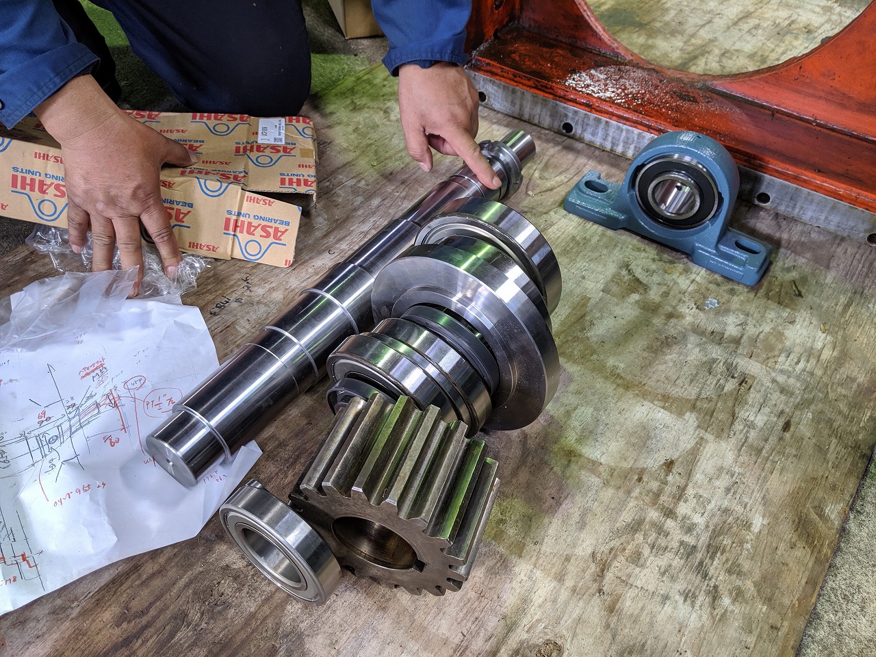 カラーを駆使して剛性・精度・寿命を考慮した自社設計のピニオン軸。