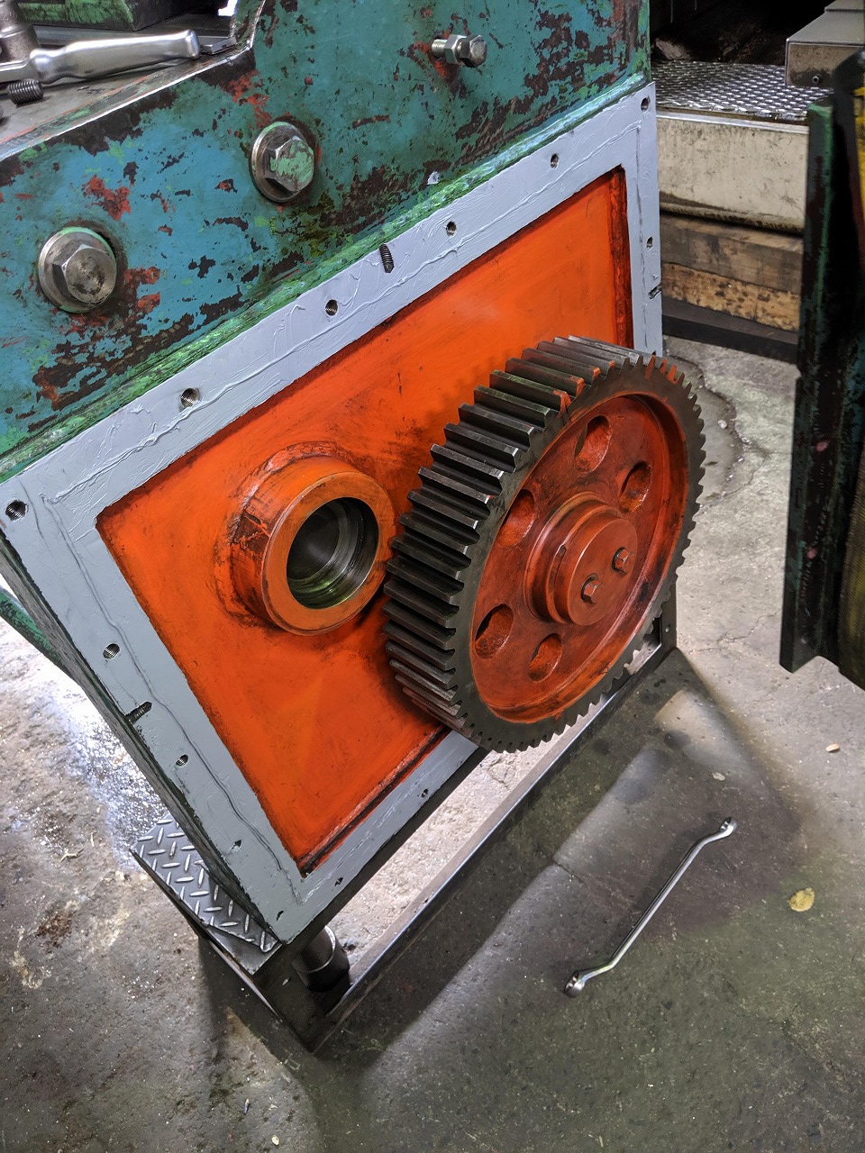 シャーリングのオイルタンクに液体パッキン塗布。