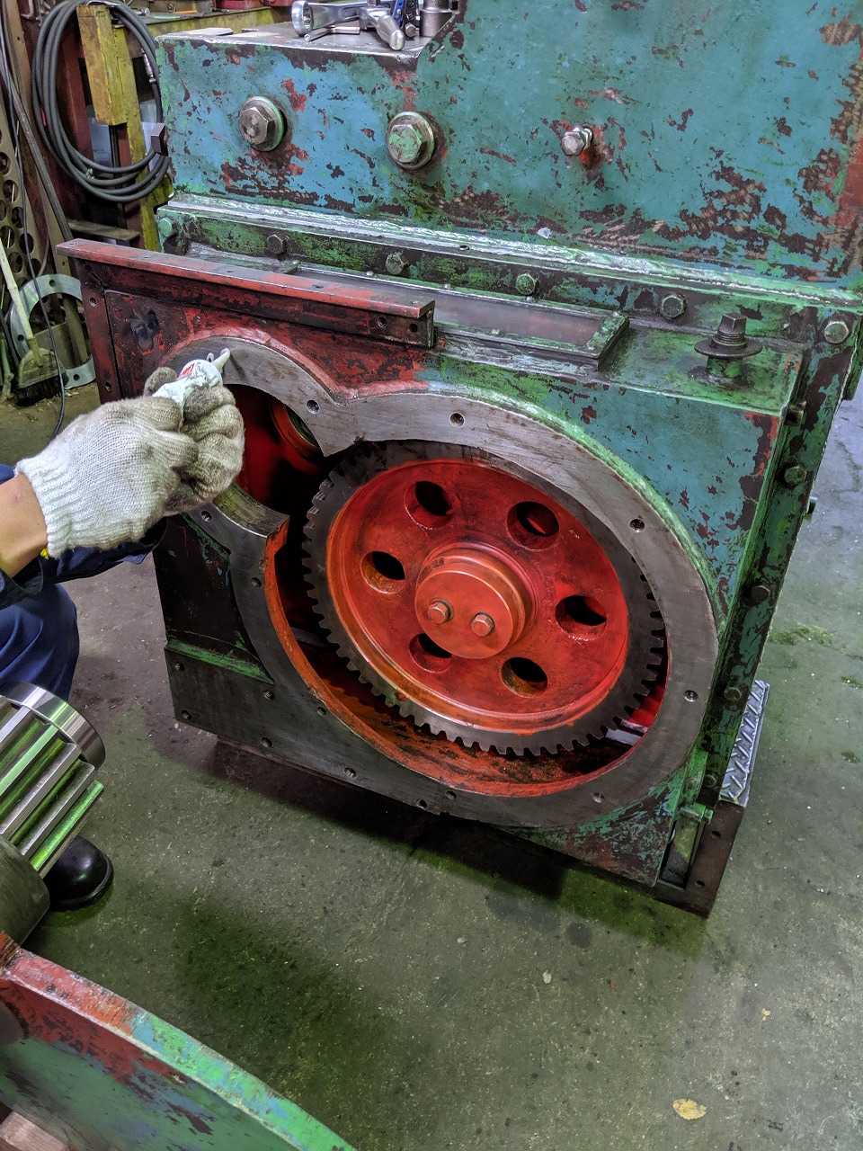 オイルタンクに液体パッキンを塗布してカバー取り付け。