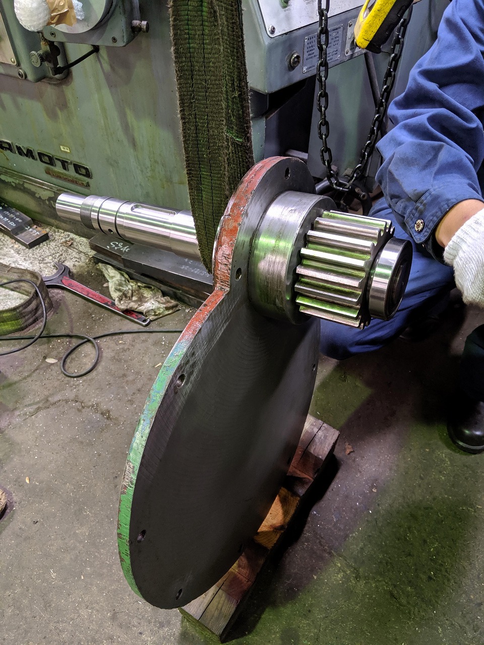 ピニオン軸をオイルタンクのカバーに組込み。