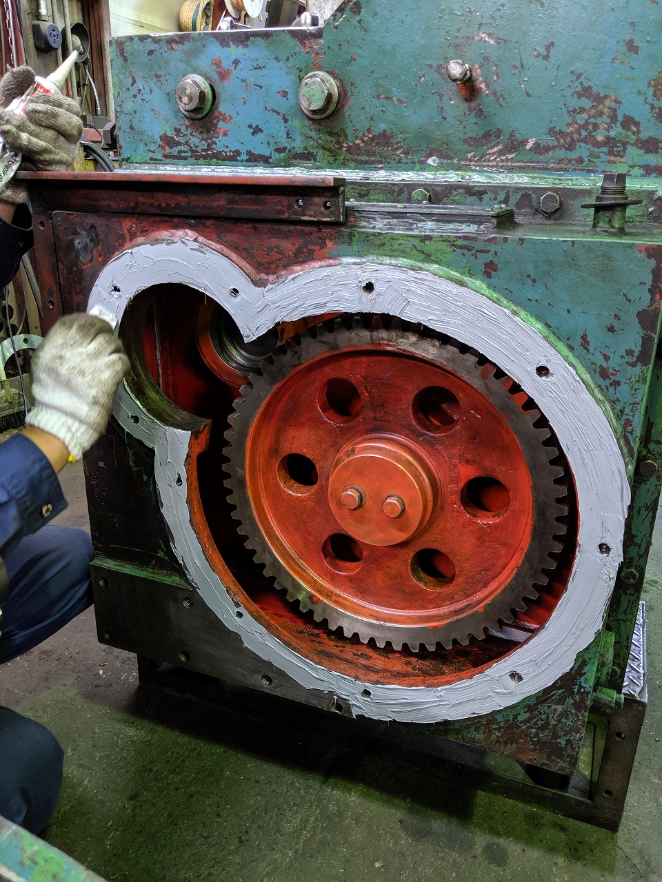 オイルタンクのカバー側にも液体パッキンを塗布。