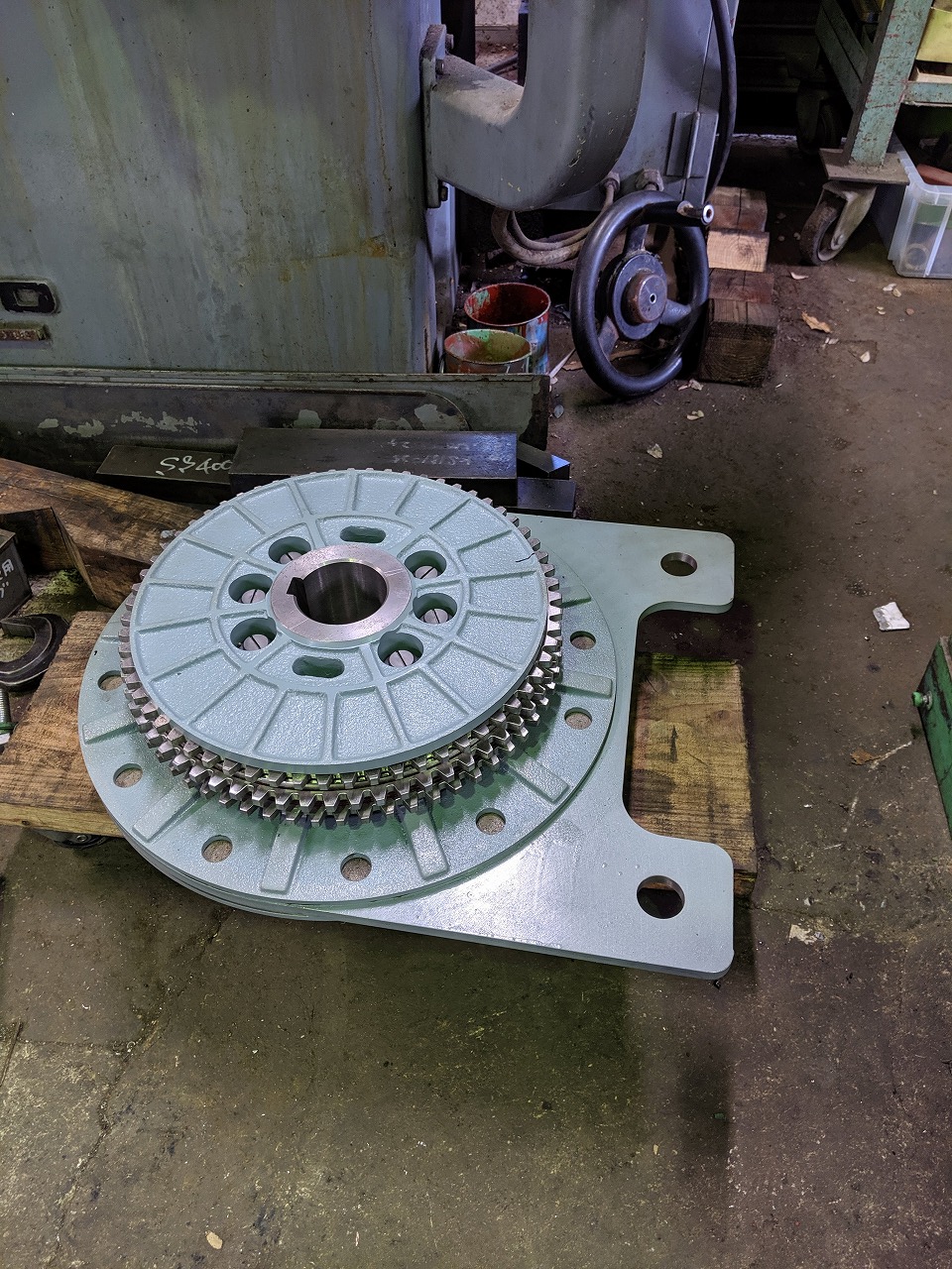 エアークラッチは小倉クラッチ㈱さんのACSBシリーズを使用。一度分解し、ピニオン軸に組込み。