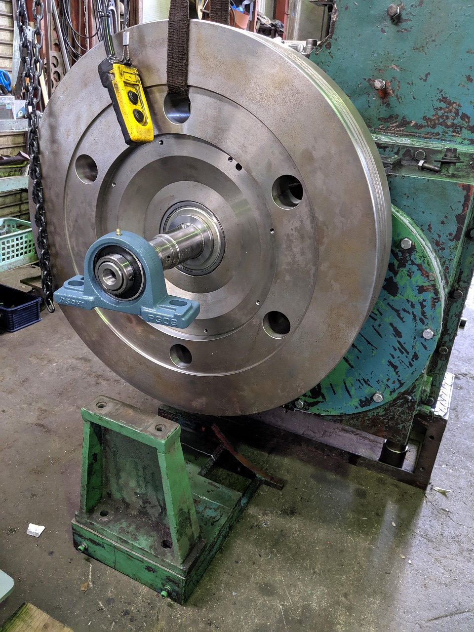 シャーリングに組み込んだフライホイール。