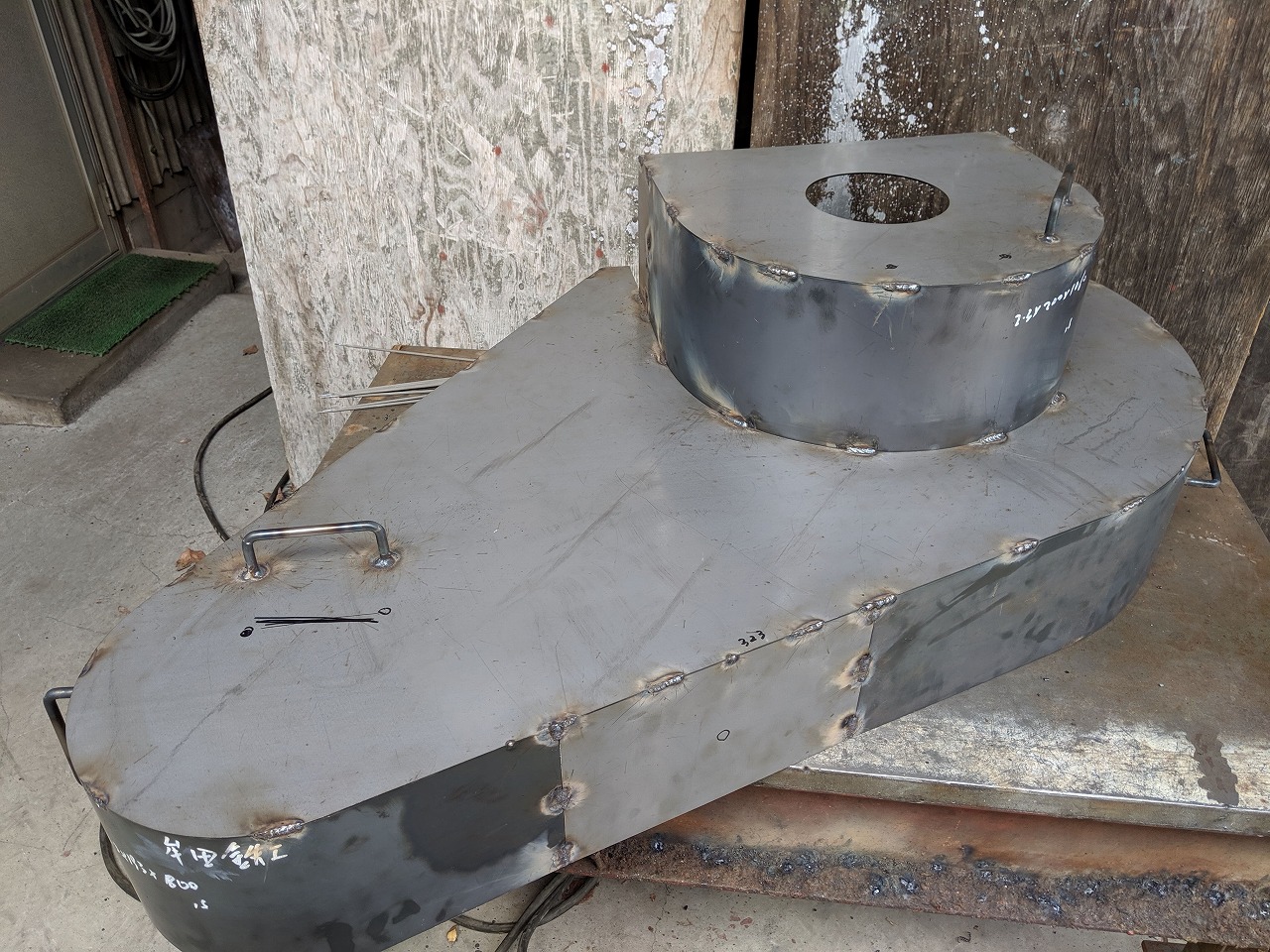 モーターカバーを溶接して製作。