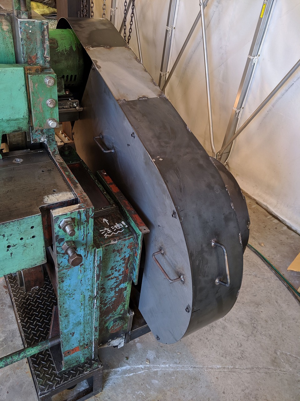 設計・製作したモーターカバーをシャーリングに取付。