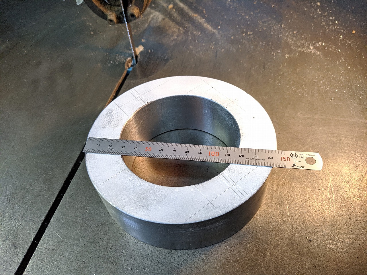 「ドグ」を製作中。旋盤加工、フライス加工、溶接をします。