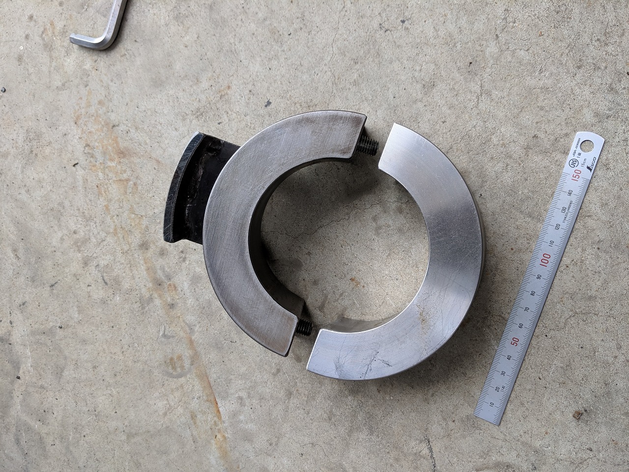 完成したドグ。飛び出ている部分を近接センサーに反応させる。