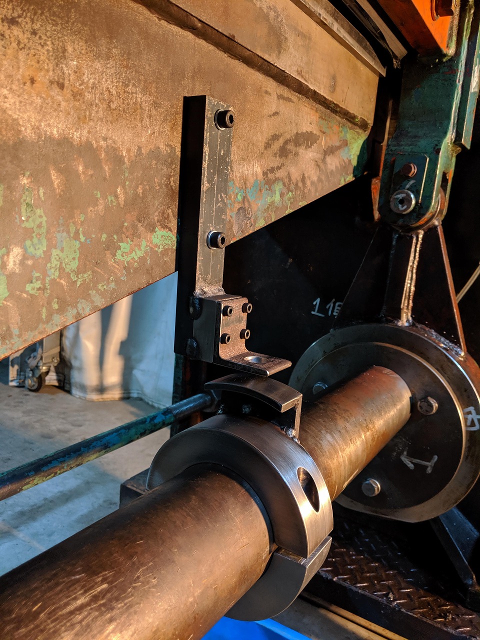 良い感じにセット完了した近接センサー用のブラケットとドグ。