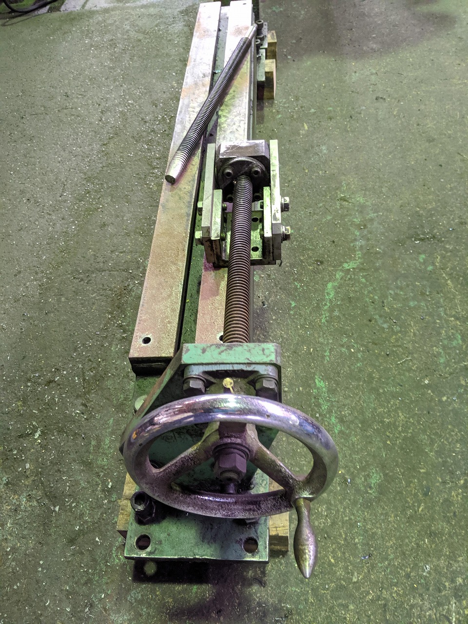 シャーリング本体が乗る足回り。全部分解して調整。