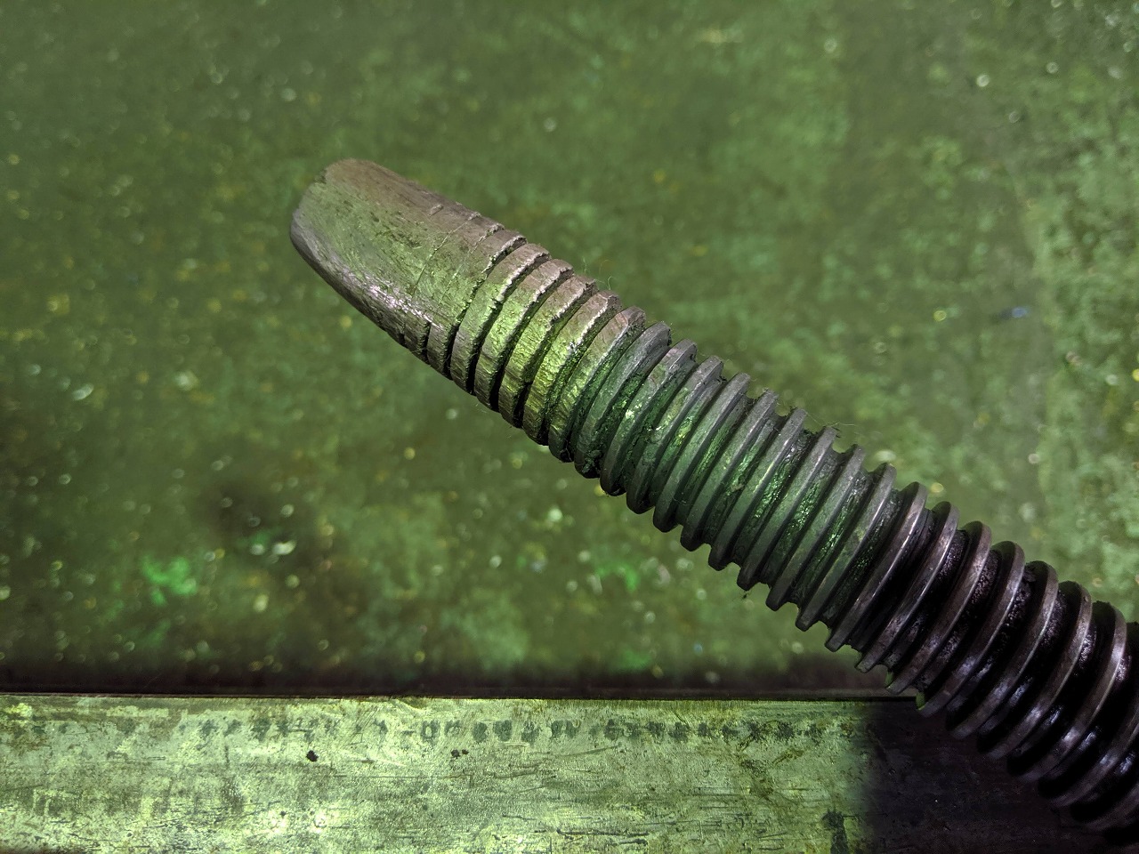 台形ネジの先端が傷んでいるのでナットが通らない。