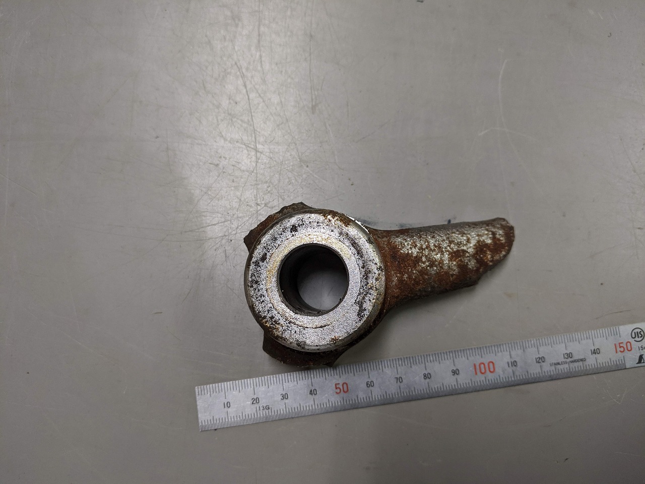 バキバキに折れていた送りネジのハンドル。