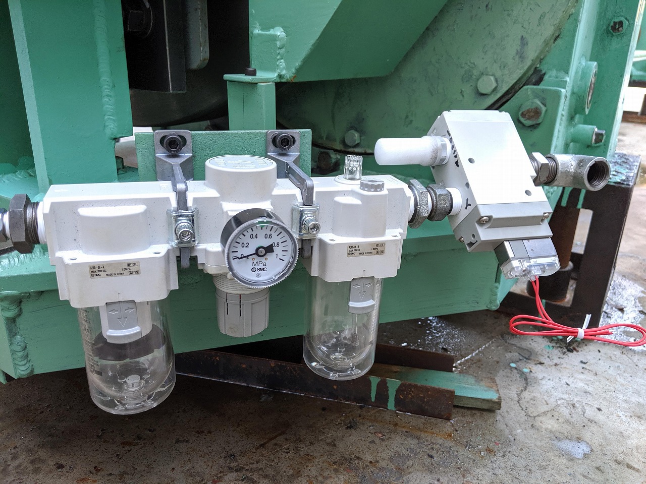 シャーリングに取付けた空気圧調質機器と電磁弁。