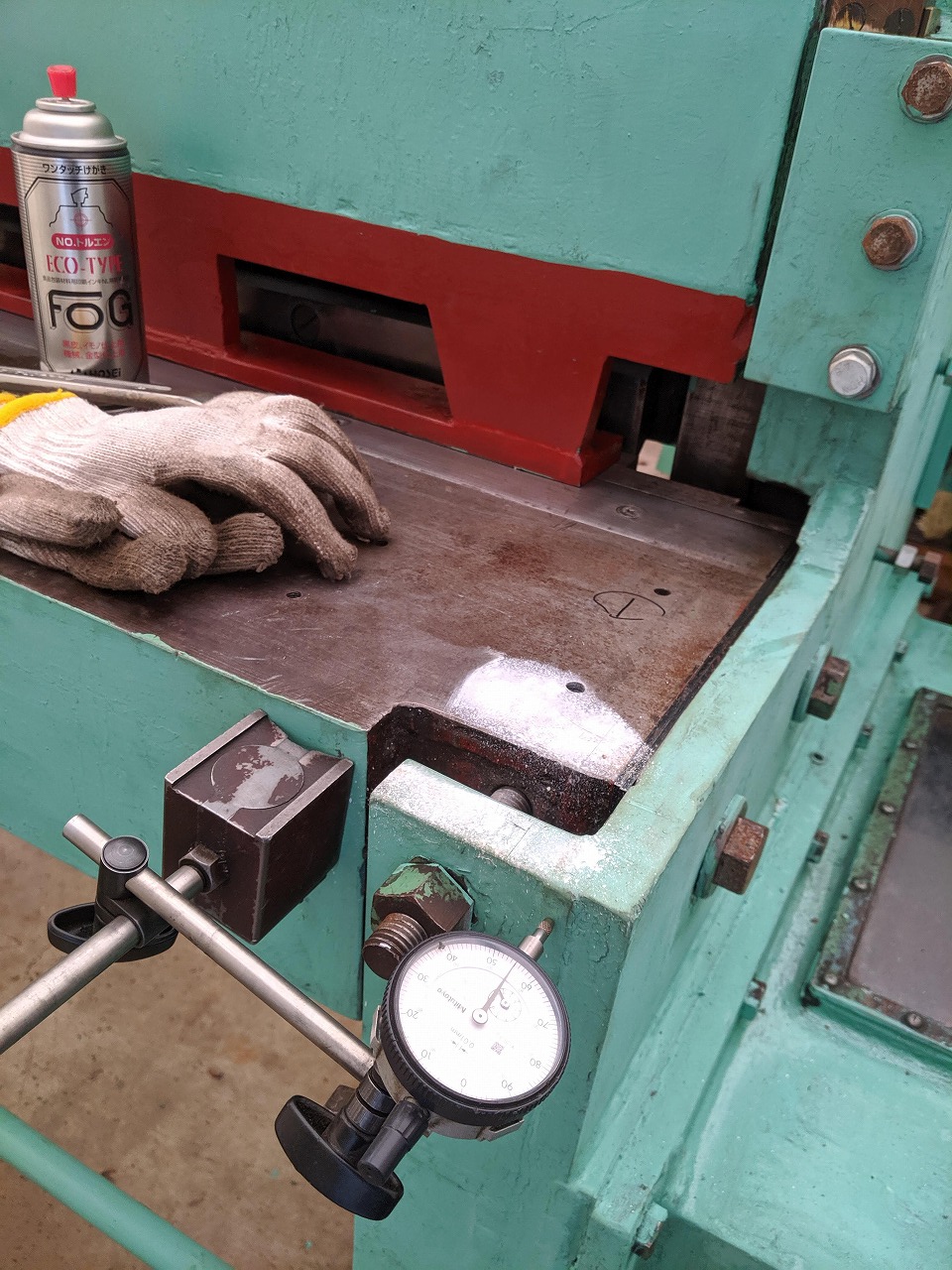 ダイヤルゲージを使ってシャーリングの刃を調整。