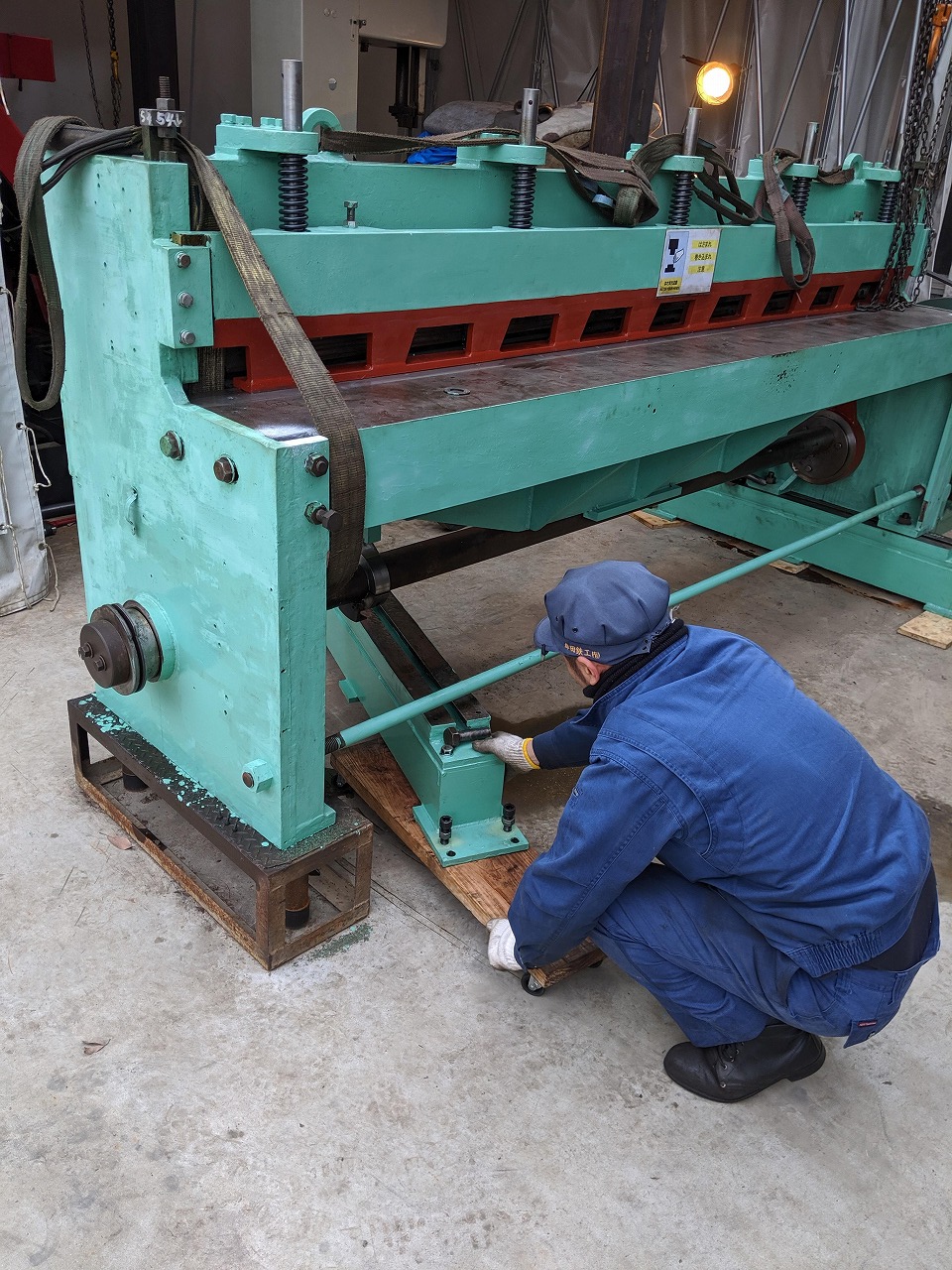 シャーリングの本体に分解・手入れ・修正加工していた足を組込み。